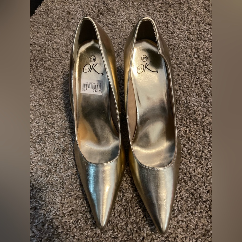 Size 11 gold party pumps!